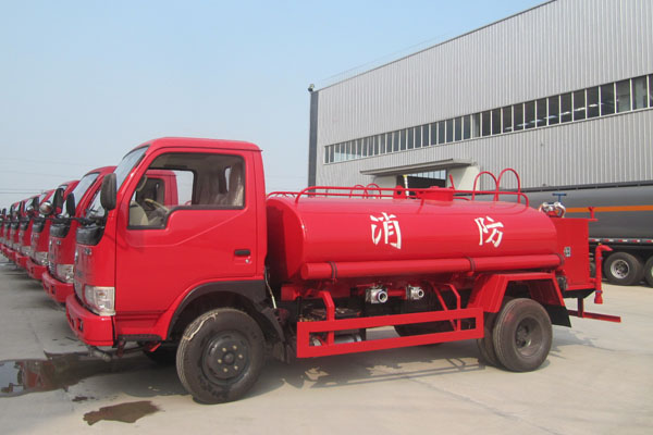 小型消防洒水车